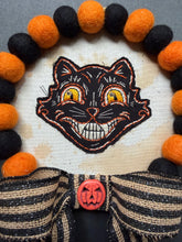 Load image into Gallery viewer, Small Cat Wreath