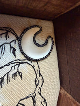 Load image into Gallery viewer, Emblem No. 7